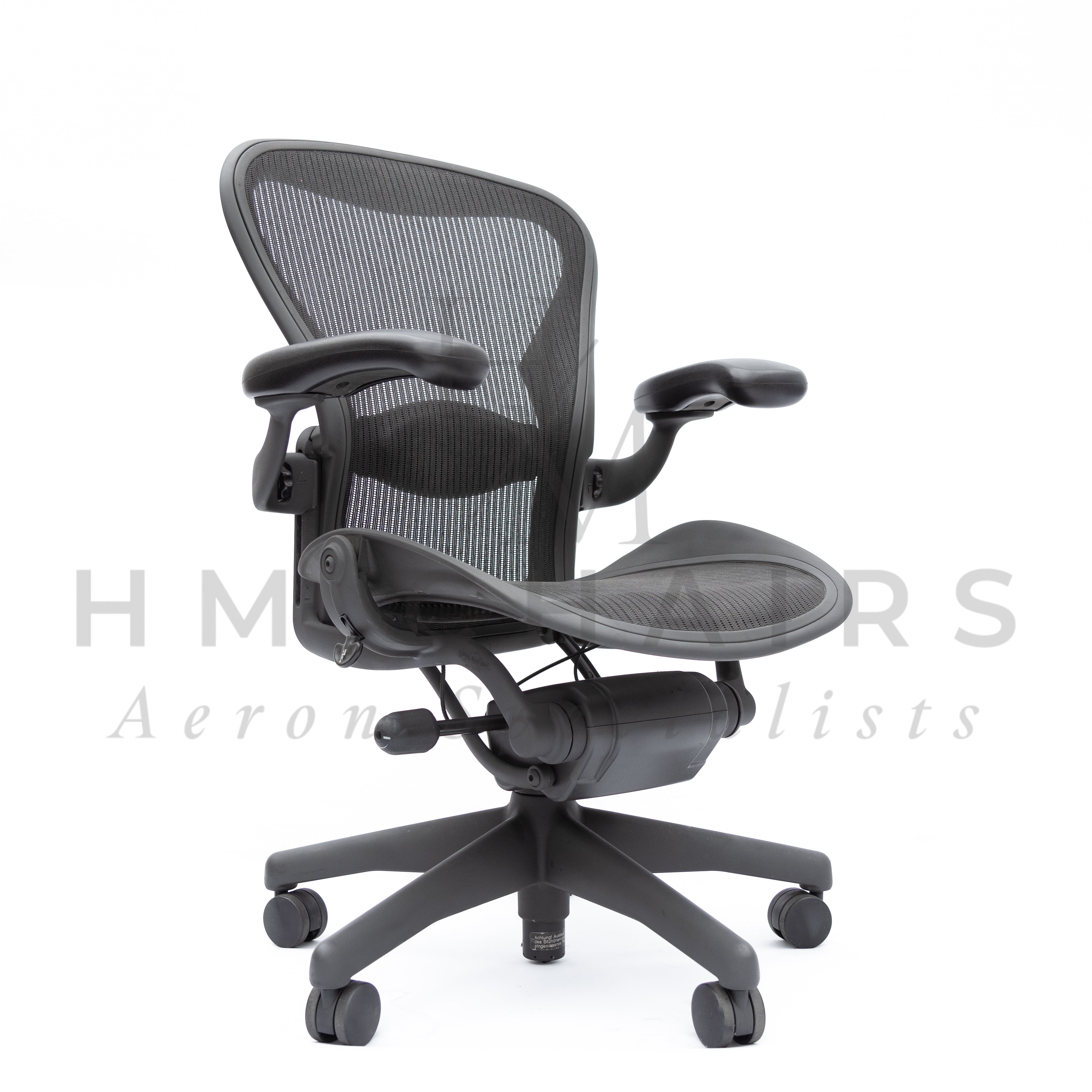       HermanMillerAeronLumbar-RollerArms-Graphite-RightAngleFrontView-WM