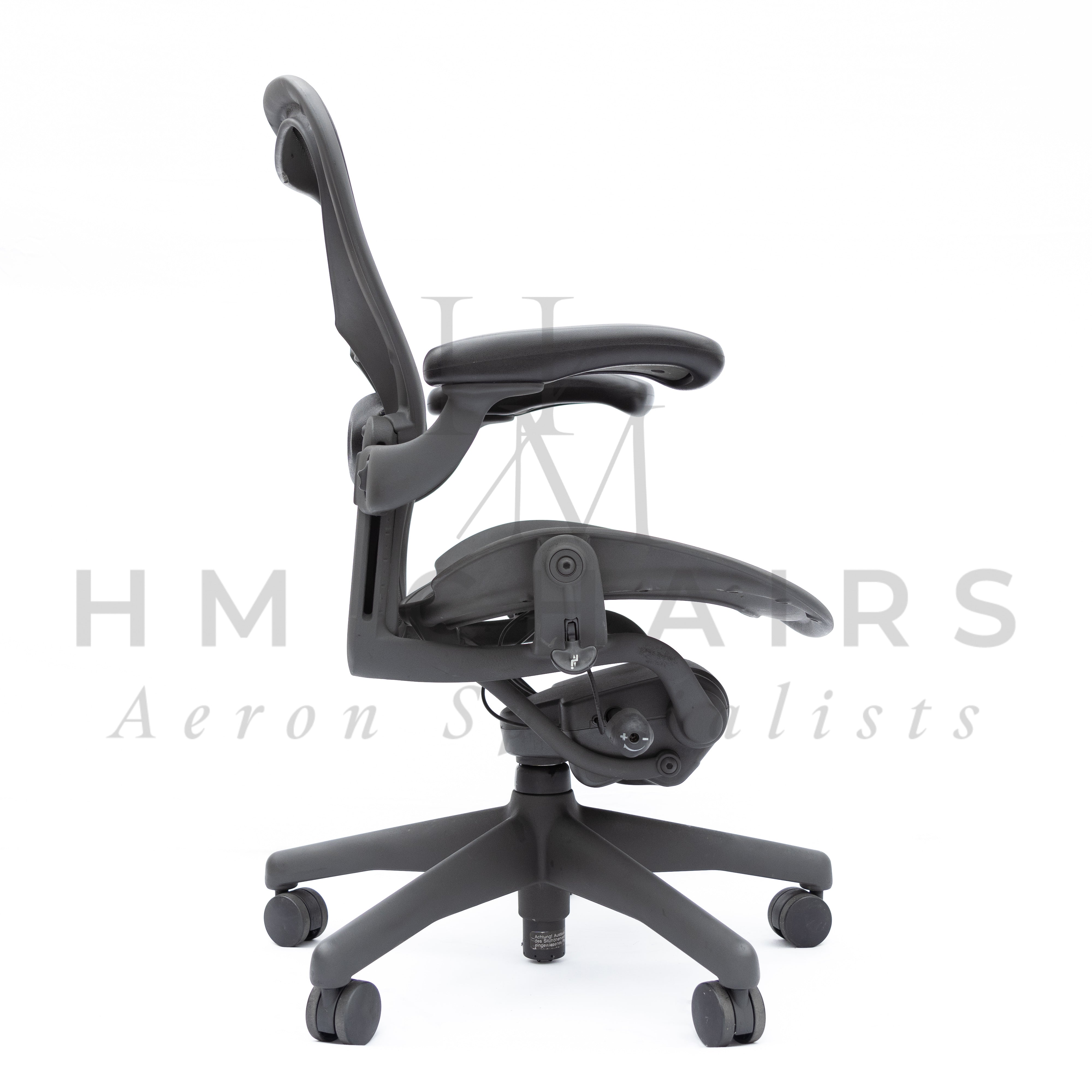 HermanMillerAeronLumbar-RollerArms-Graphite-RightView-WM